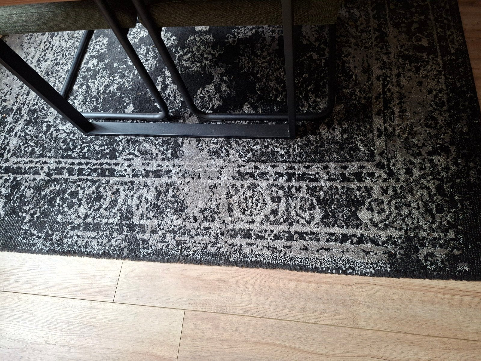 Modern zwart met grijs vloerkleed, Huis en Inrichting, Stoffering | Tapijten en Kleden, Gebruikt, 100 tot 150 cm, 200 cm of meer