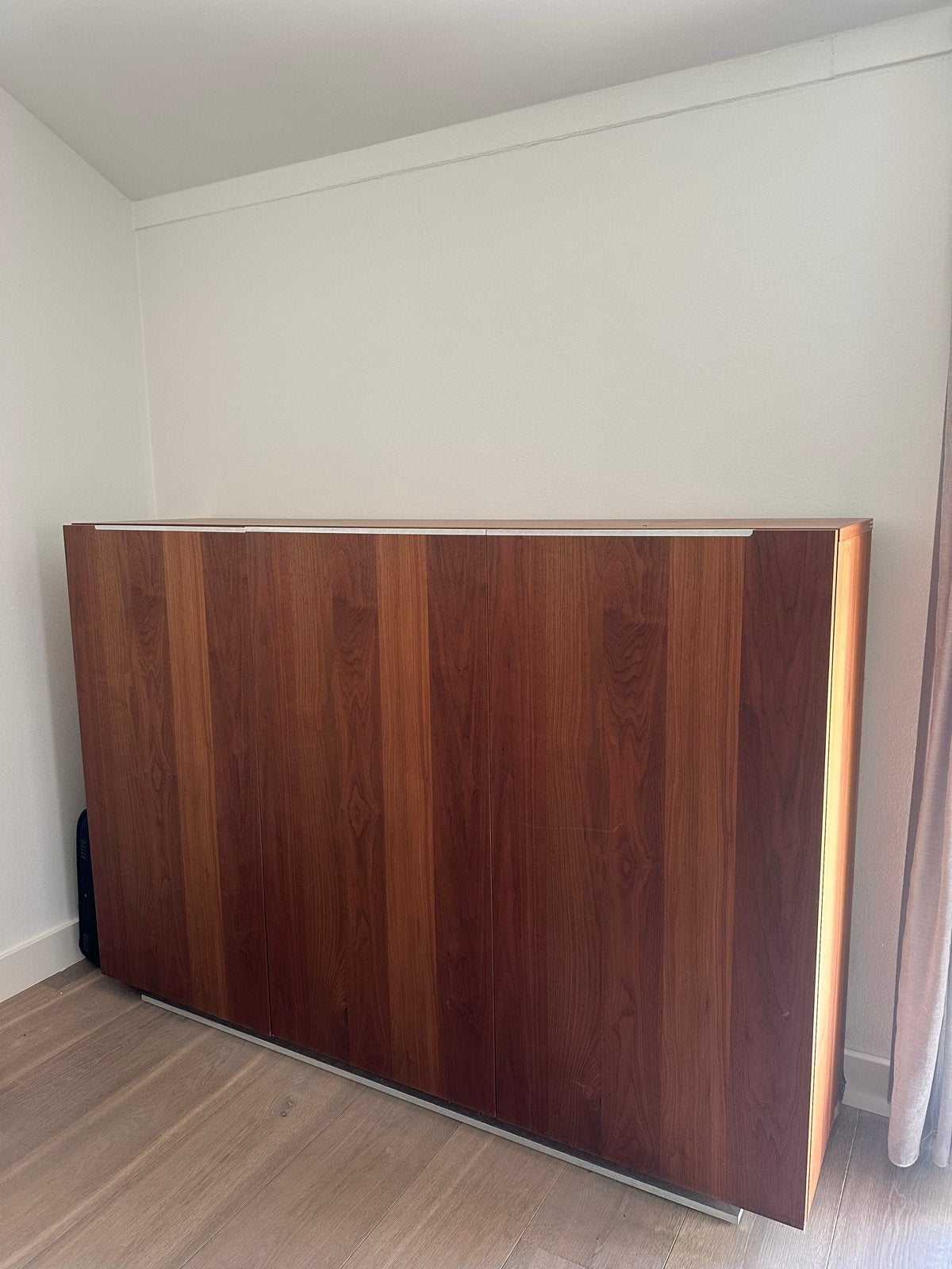 Notenhouten dressoir met planken en 3 deuren, Ophalen, Gebruikt, 150 tot 200 cm, 25 tot 50 cm