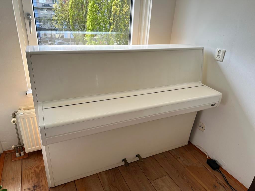 Fritz Kuhla Upright Piano – Modern Wit, Klassieke Klank, Muziek en Instrumenten, Ophalen, Gebruikt, Wit, Piano