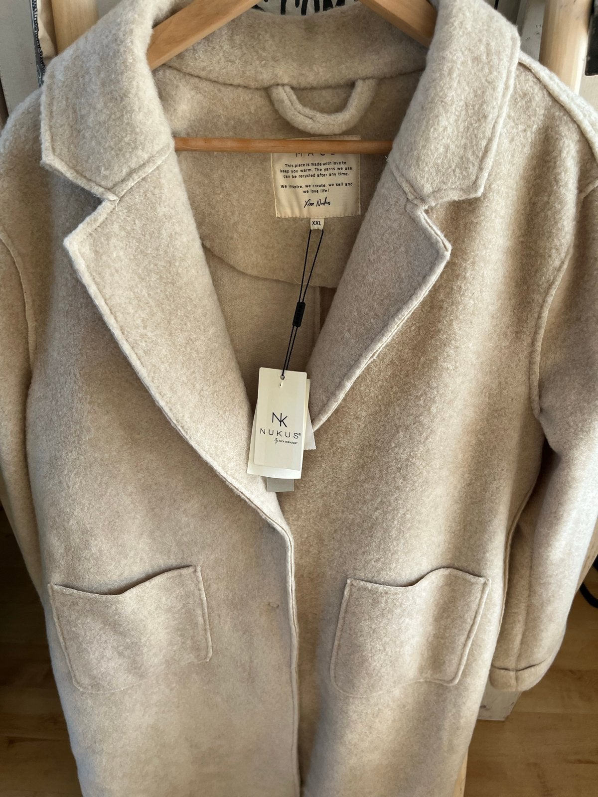 Nieuwe Nukus tussenjas maat 44/46 met kaartjes, Kleding | Dames, Ophalen of Verzenden, Nieuw, Maat 46/48 (XL) of groter, Beige