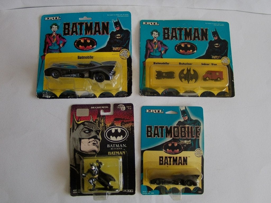 Oude Ertl Batman Batmobile op Card en Batman Figure op Card, Ophalen of Verzenden, Gebruikt, Film, Beeldje, Replica of Model