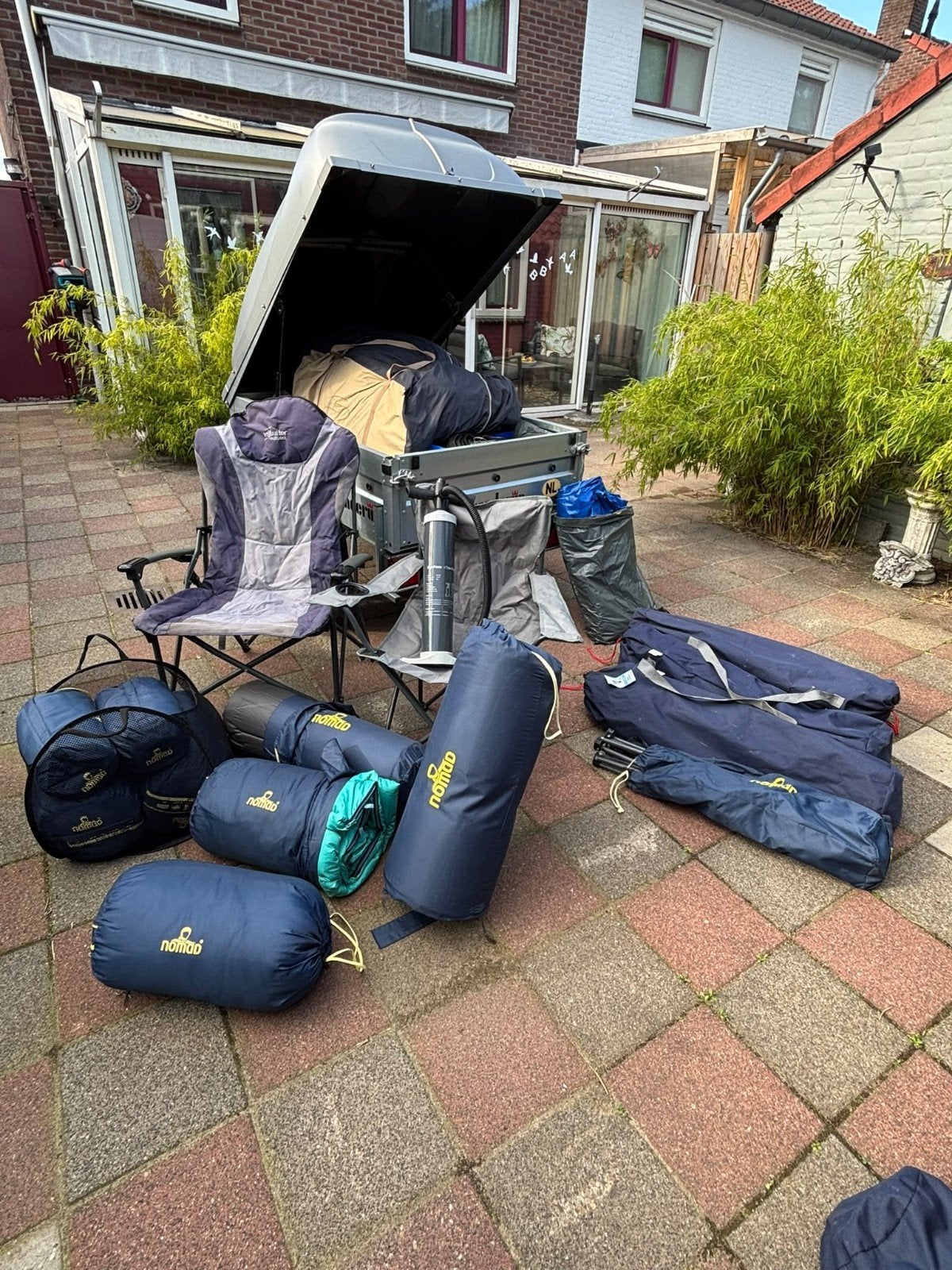 Complete kampeeruitrusting met Bardani tent en aanhanger, Ophalen