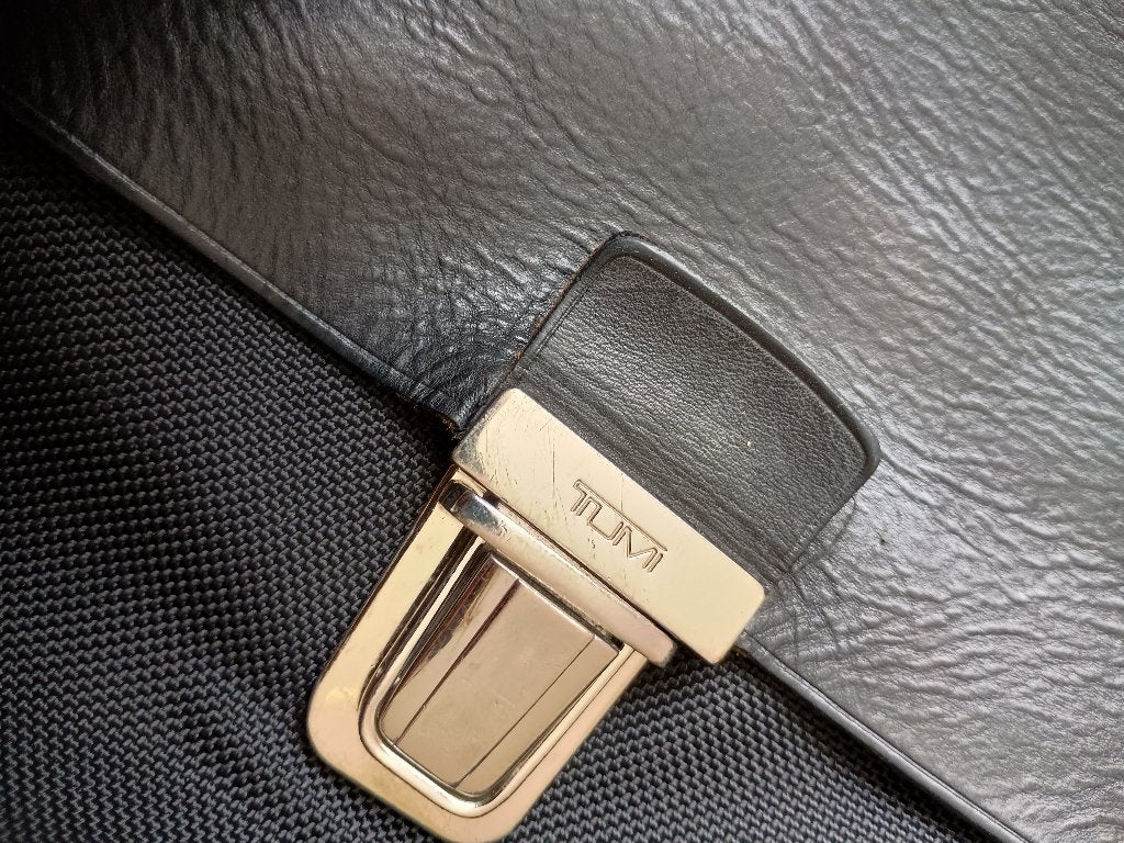 Tumi laptoptas waar veel in kan, Computers en Software, Laptoptassen, Gebruikt, 17 inch of meer, Ophalen of Verzenden, Zwart