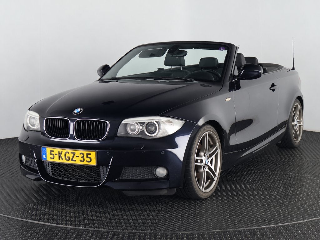 BMW 118i CABRIO M-Sport/AUTOMAAT/HARMAN KARDON/ONDERHOUD, Euro 5, Achterwielaandrijving, 1995 cc, Zwart