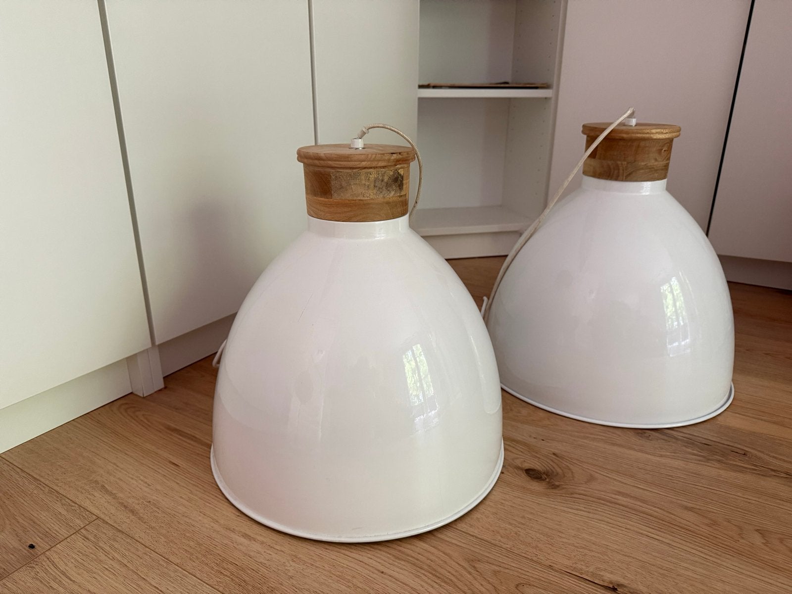 Set van 2 Witte Hanglampen met koperen binnenkant, Ophalen, Zo goed als nieuw, Hout, 50 tot 75 cm