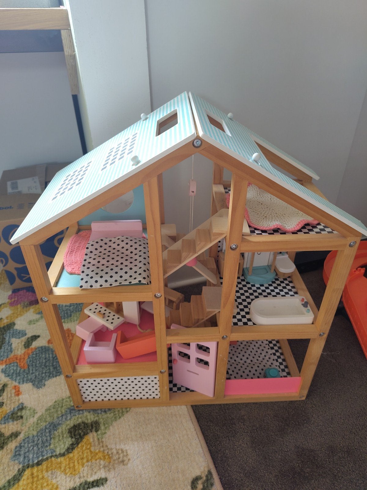 Houten poppenhuis met inboedel, Ophalen of Verzenden, Poppenhuis