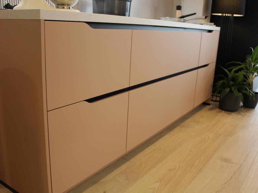 EC7 Moderne opstelling met kookgedeelte en afzuigsysteem, Ophalen, Overige kleuren, Waldstraße 53-57, 33415 Verl  Duitsland, Nobilia-Werke J. Stickling GmbH & Co. KG