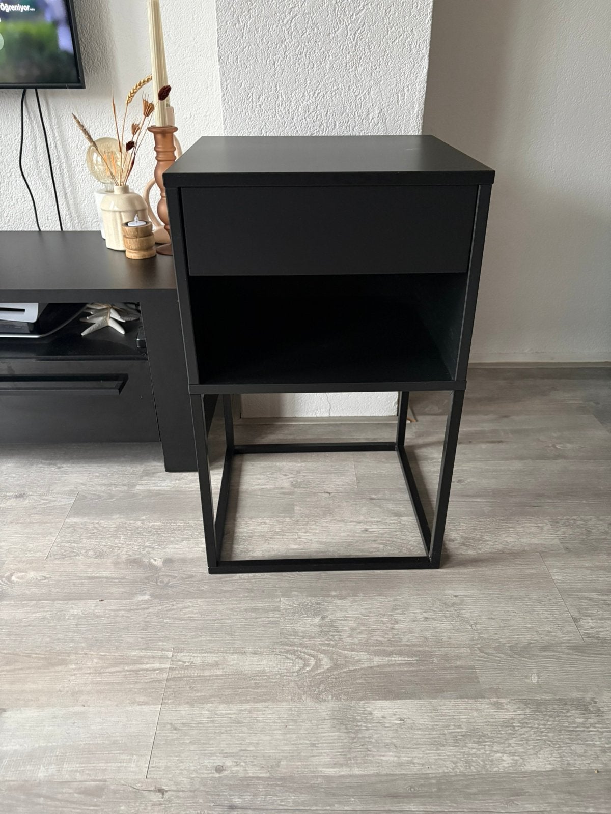1 x Vikhammer nachtkastje zwart Ikea, Ophalen, Zo goed als nieuw, Minder dan 45 cm, 55 tot 70 cm