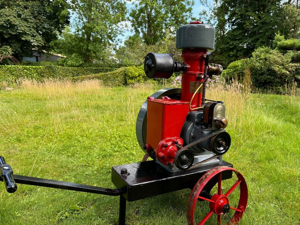 Stationaire motor Bernard type D1 op origineel onderstel, Ophalen of Verzenden, Gebruikt, Benzinemotor, Minder dan 1400 rpm