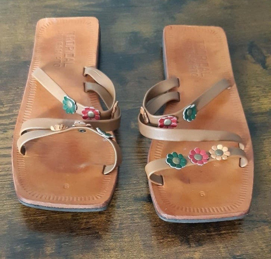 Tropical Artesanato Slippers met Bloemen - Maat 6 is 39/39,5, Slippers, Bruin, Ophalen of Verzenden, Zo goed als nieuw