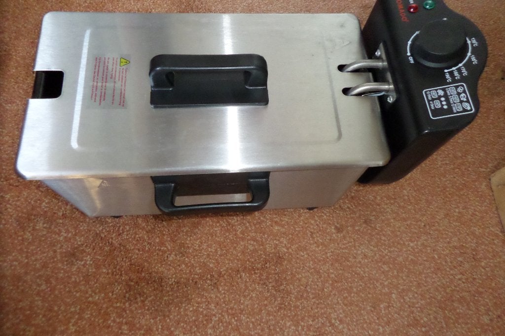 Frituurpan - Tomado TM-5532 - Ongebruikt - Handleiding, 3 tot 4 liter, Ophalen, Nieuw, Uitneembare binnenpan