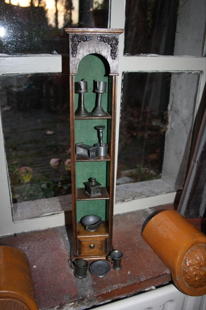Klein kastje met tinnen voorwerpen, Ophalen of Verzenden