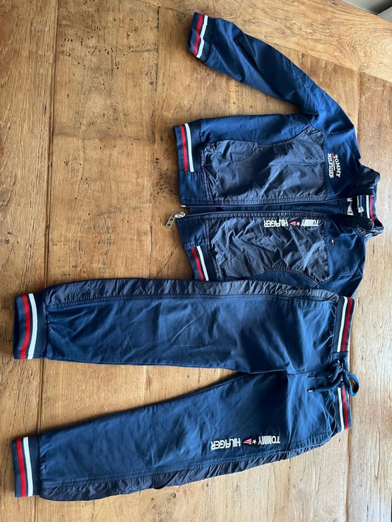 Trainingspak maat 128 Tommy Hilfiger opdruk, Ophalen of Verzenden, Zo goed als nieuw