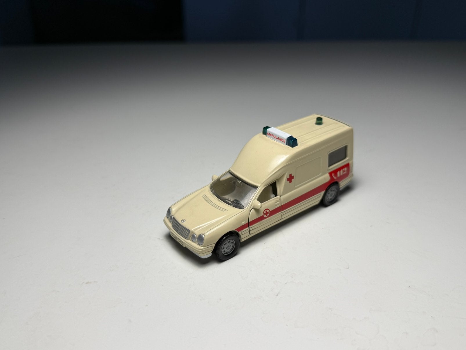 Siku - Binz Ambulance A2002 - Schaal 1:55, Verzenden, Zo goed als nieuw, Auto