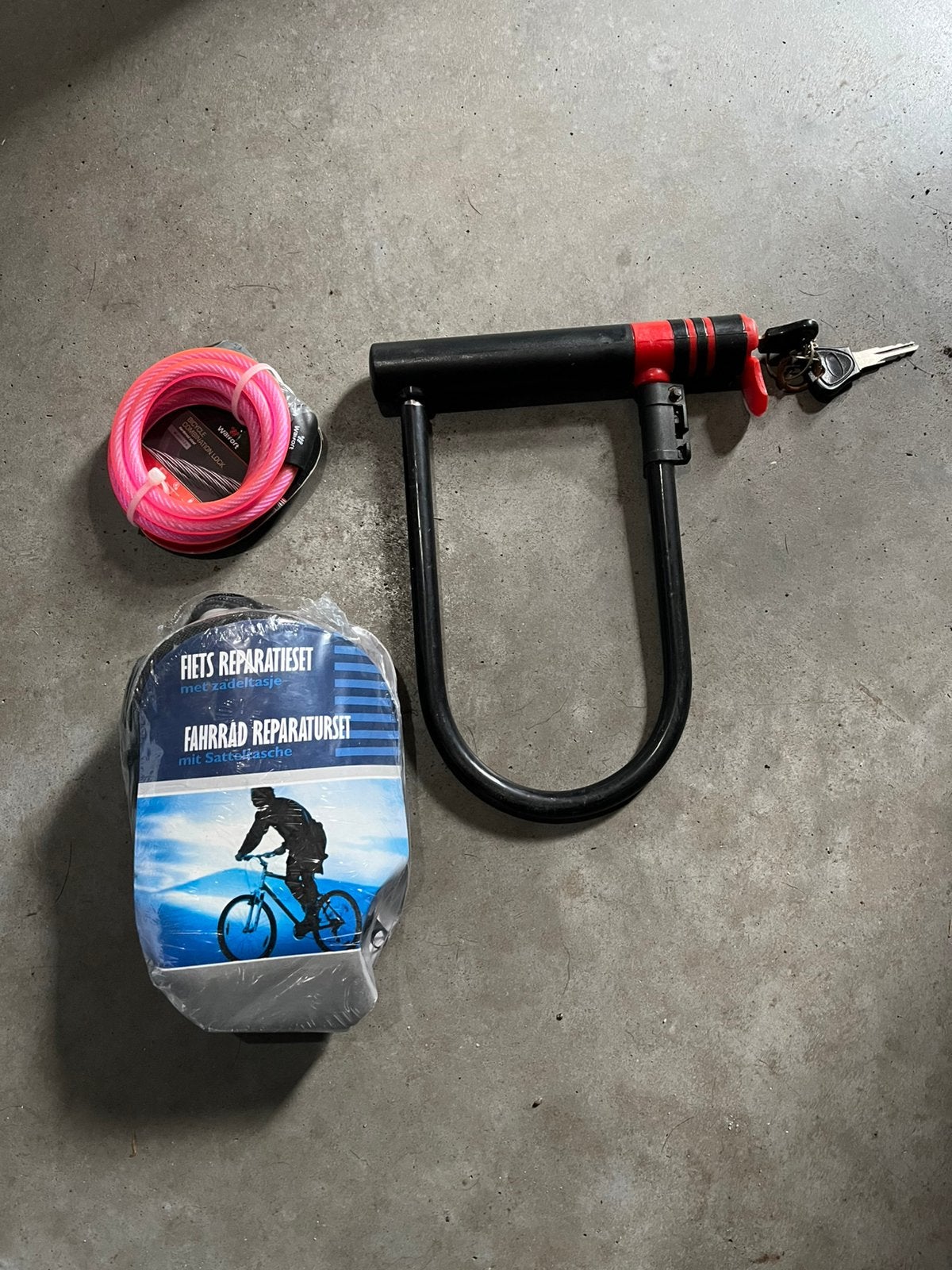 Twee fietsloten en fiets reparatieset (nieuw), Ophalen of Verzenden, Gebruikt, Kabelslot