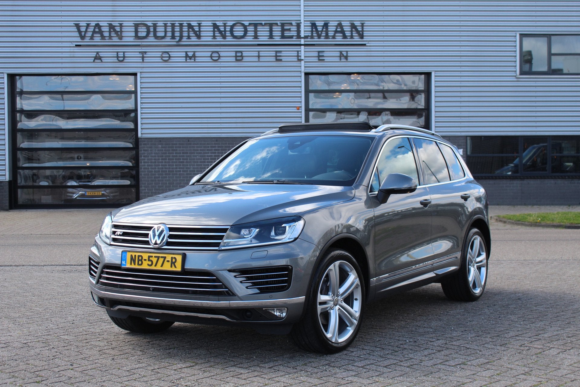 Volkswagen Touareg 3.0 TDI R-line / Panoramadak / Keyless /, Auto's, Automaat, Dealer onderhouden, 15 km/l, Gebruikt