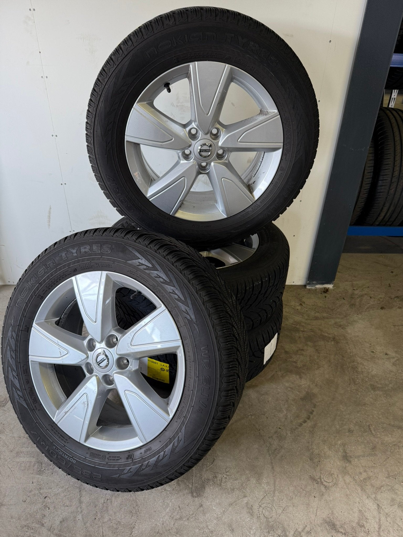 17'' 5-Spaaks Zilver - XC40 - Nokian WR SUV - 235/60 R17, Auto-onderdelen, Banden en Velgen