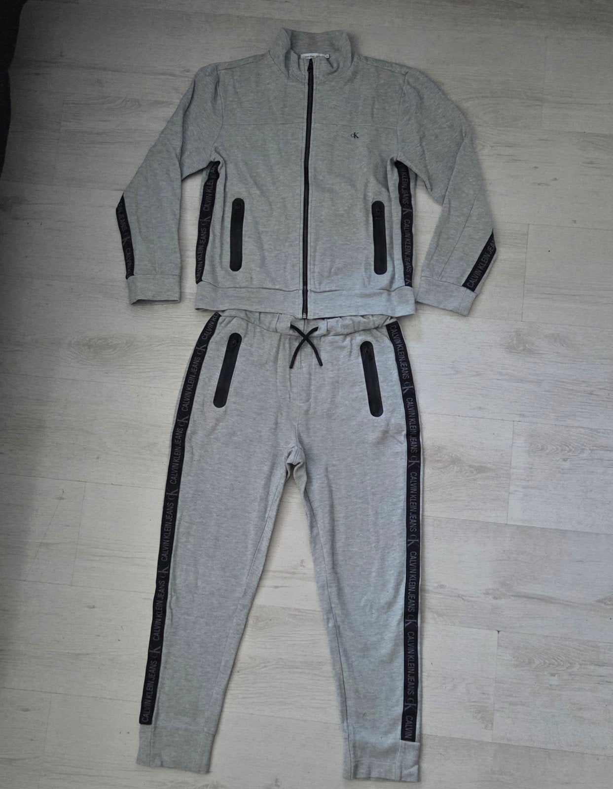 Calvin Klein Trainingspak Set Vest en Broek Maat 152, Zo goed als nieuw, Setje, Jongen, Calvin Klein