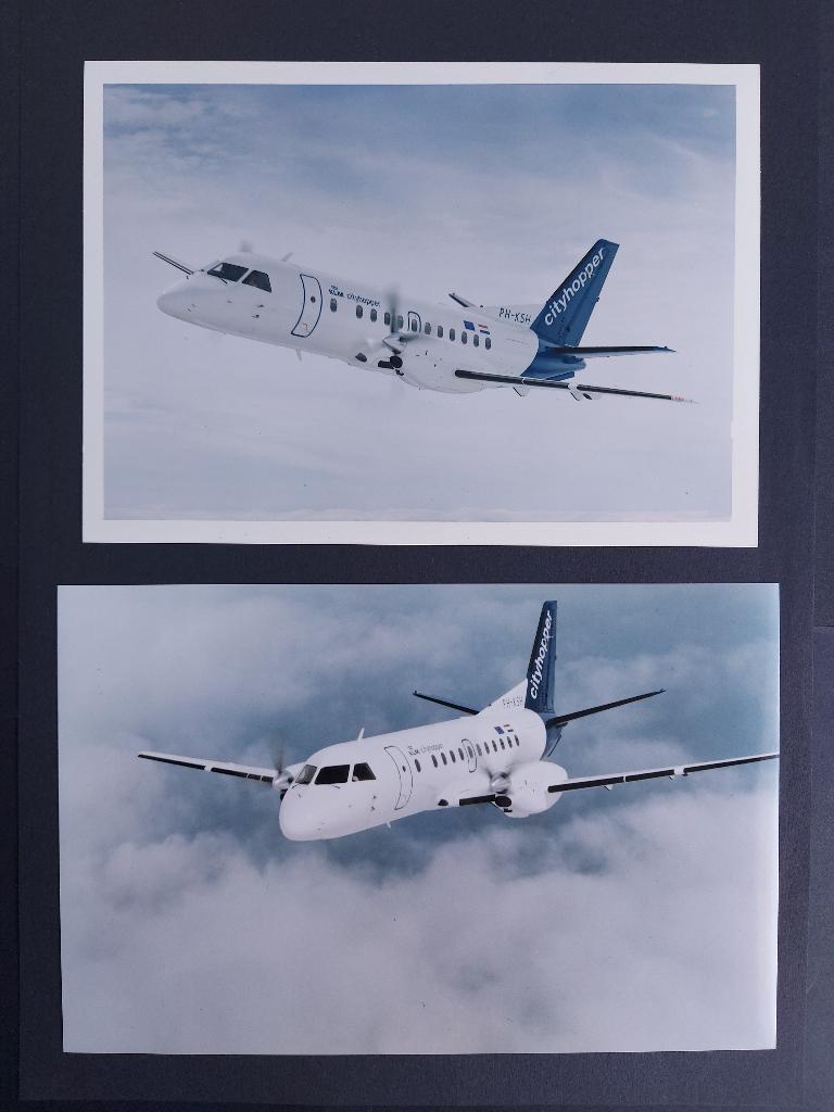 2 foto's van een KLM CityHopper Saab 340B (F973), Ophalen of Verzenden, Gebruikt, Kaart, Foto of Prent