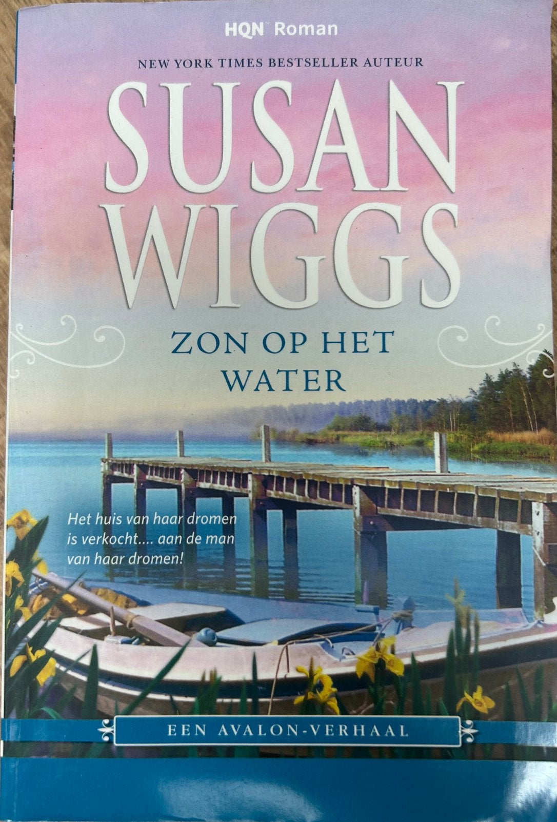 Susan Wiggs - Zon op het Water (Avalon-serie deel 3), Ophalen of Verzenden, Gelezen