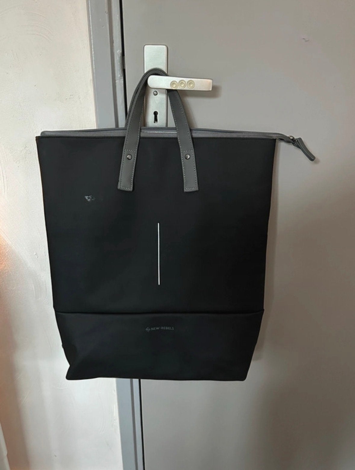 New Rebels rugzak - Stijlvolle en praktische tas, Sieraden, Tassen en Uiterlijk, Tassen | Rugtassen, Nieuw, Overige merken, 25 tot 40 cm