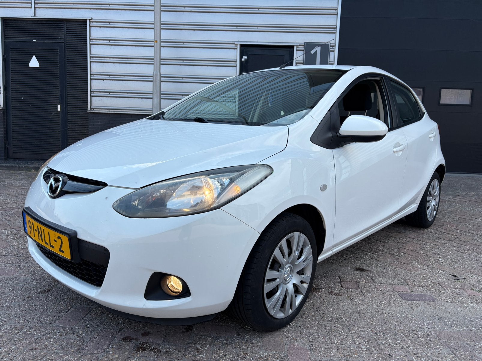 Mazda 2 1.3 55KW 5DRS 2010 Wit, Auto's, Mazda, Voorwielaandrijving, Stof, 74 pk, 4 cilinders