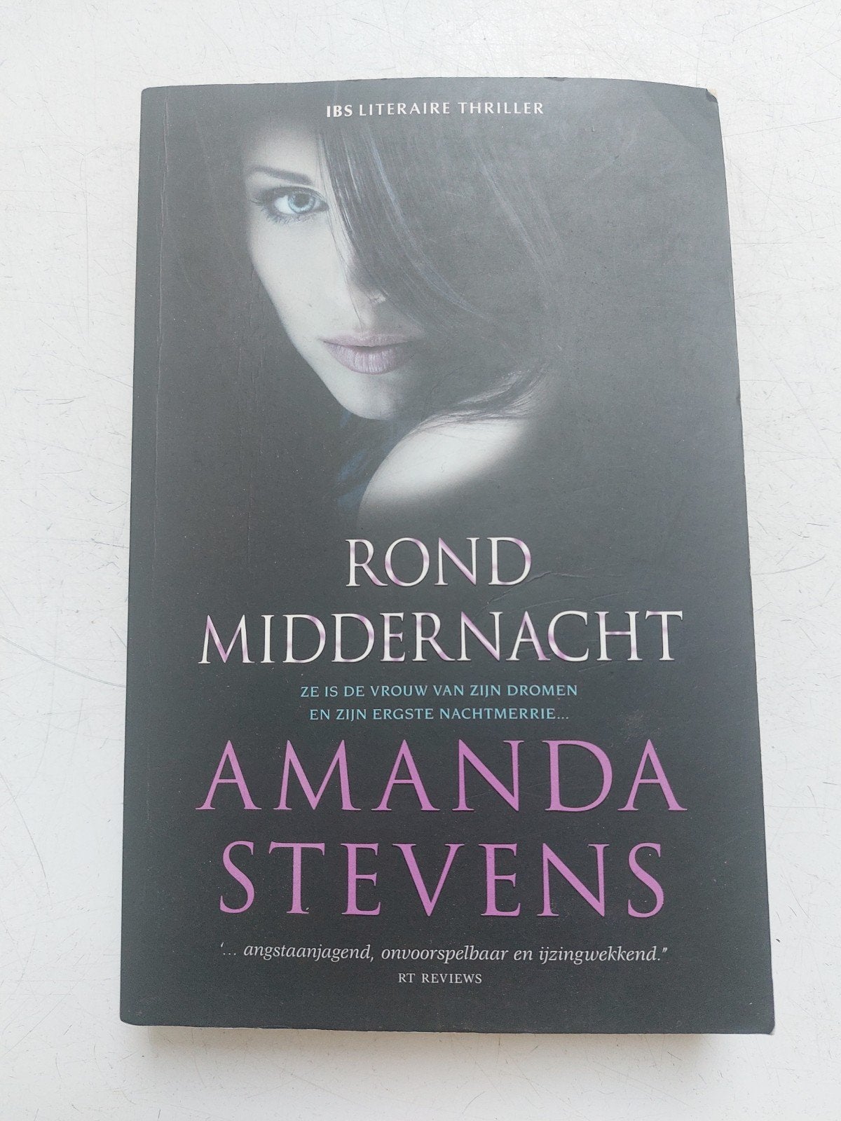 Rond Middernacht - Amanda Stevens (Thriller), Ophalen of Verzenden, Gelezen, Amanda Stevens