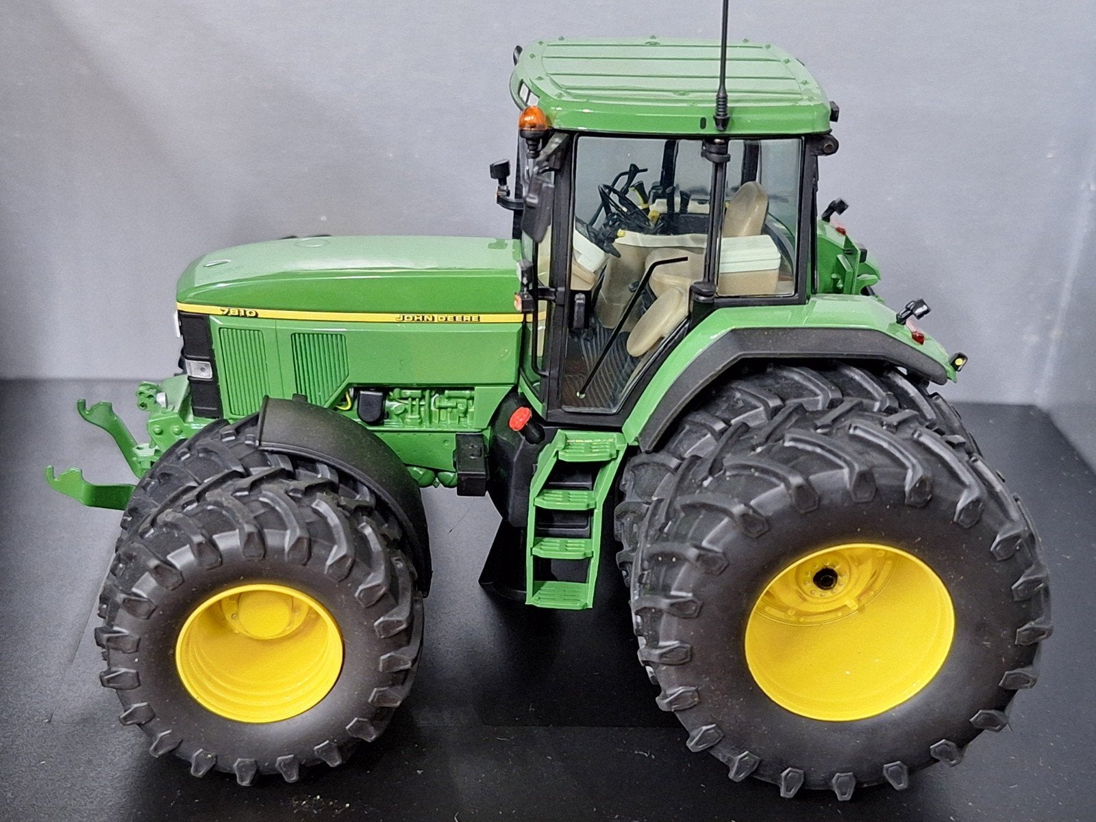 John Deere 7810 met Dubbellucht Schade, Schuco, Tractor of Landbouw, Ophalen of Verzenden, Zo goed als nieuw