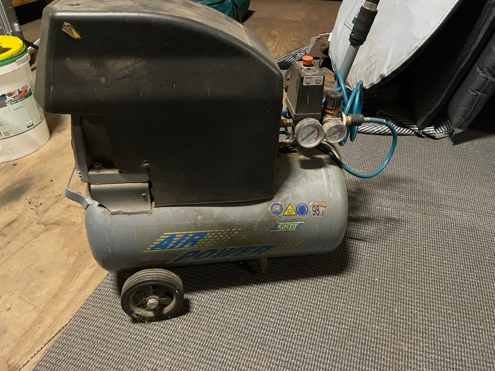 Kinzo Compressor 24 liter tank - Goede staat, Doe-het-zelf en Verbouw, Compressors, Ophalen, Gebruikt, 6 tot 10 bar, Minder dan 200 liter/min
