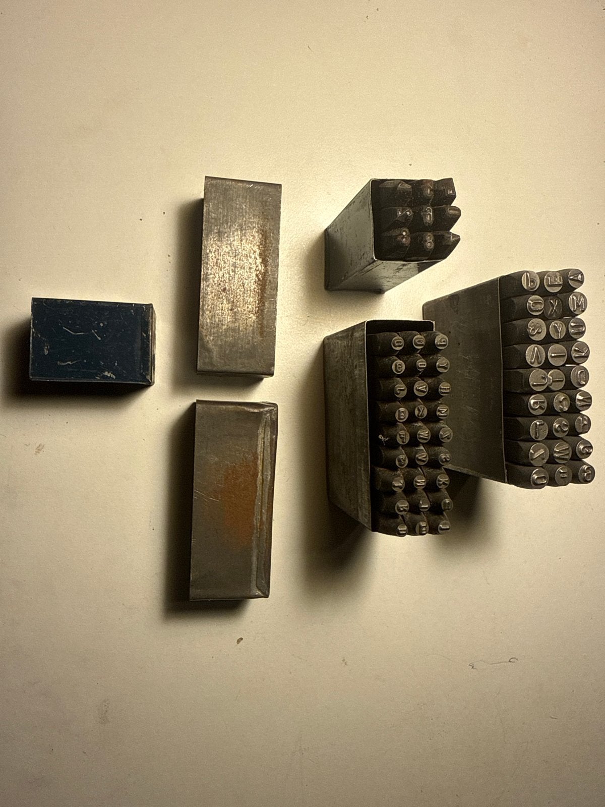 Slagletters en slagcijfers set in metalen dozen, Ophalen, Gebruikt, Overige typen, Overige merken