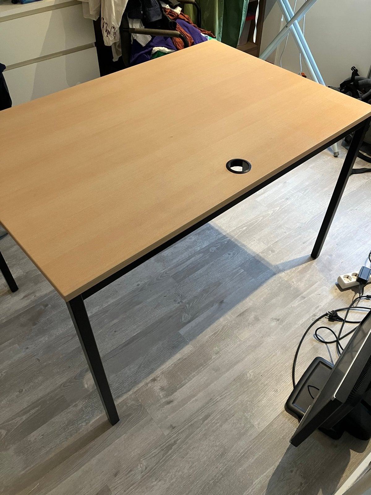 Stevig bureau met kabeldoorvoer ideaal voor thuiswerkplek, Ophalen, Gebruikt, Hout, Kabelgoot
