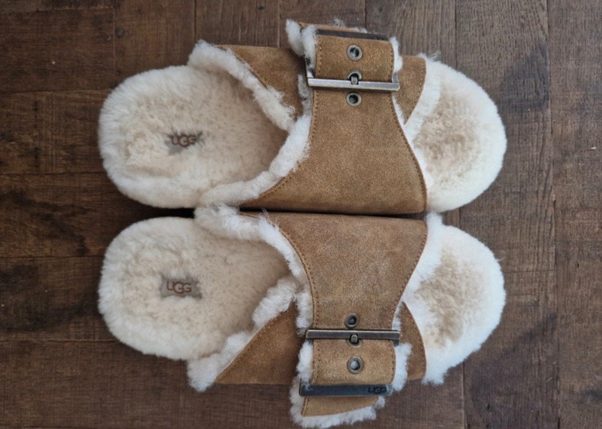 Ugg Sandalen met gesp en schapenvacht, Verzenden, Zo goed als nieuw, Bruin, Slippers