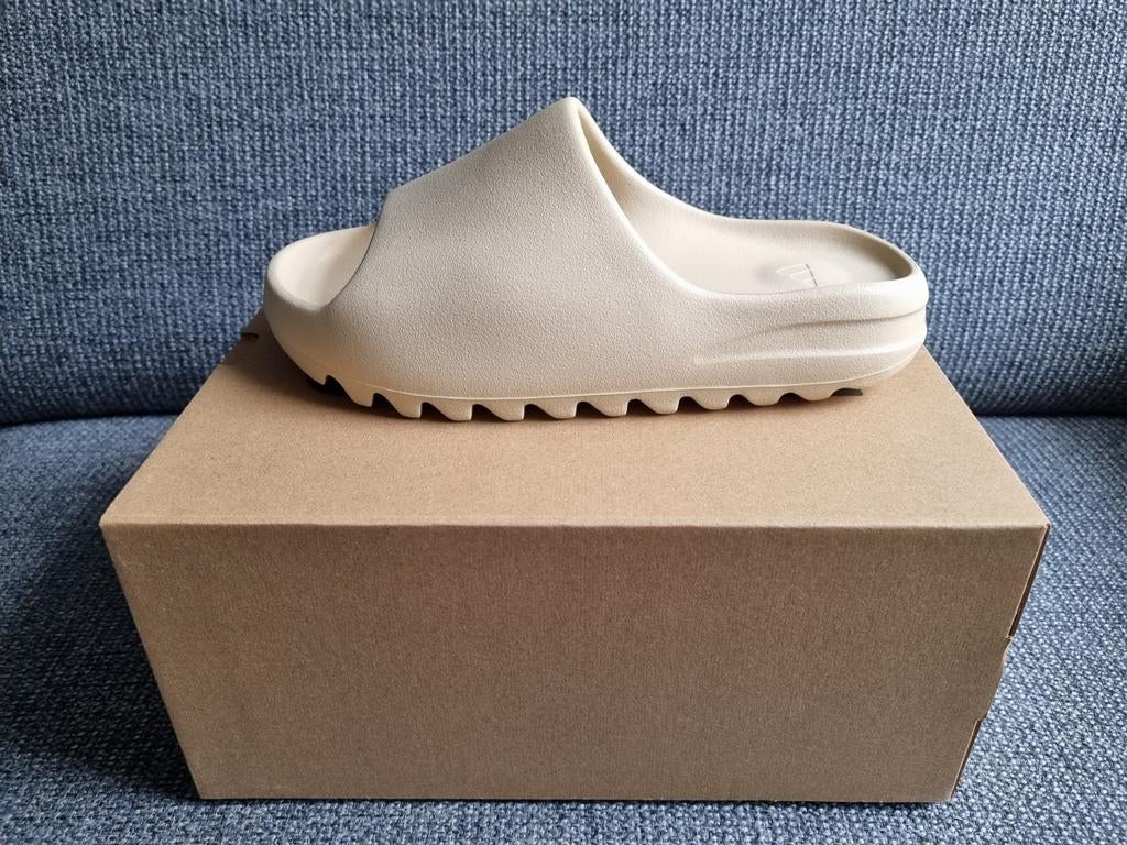 Yeezy Slide Bone, Slippers, Overige kleuren, Nieuw, Ophalen of Verzenden
