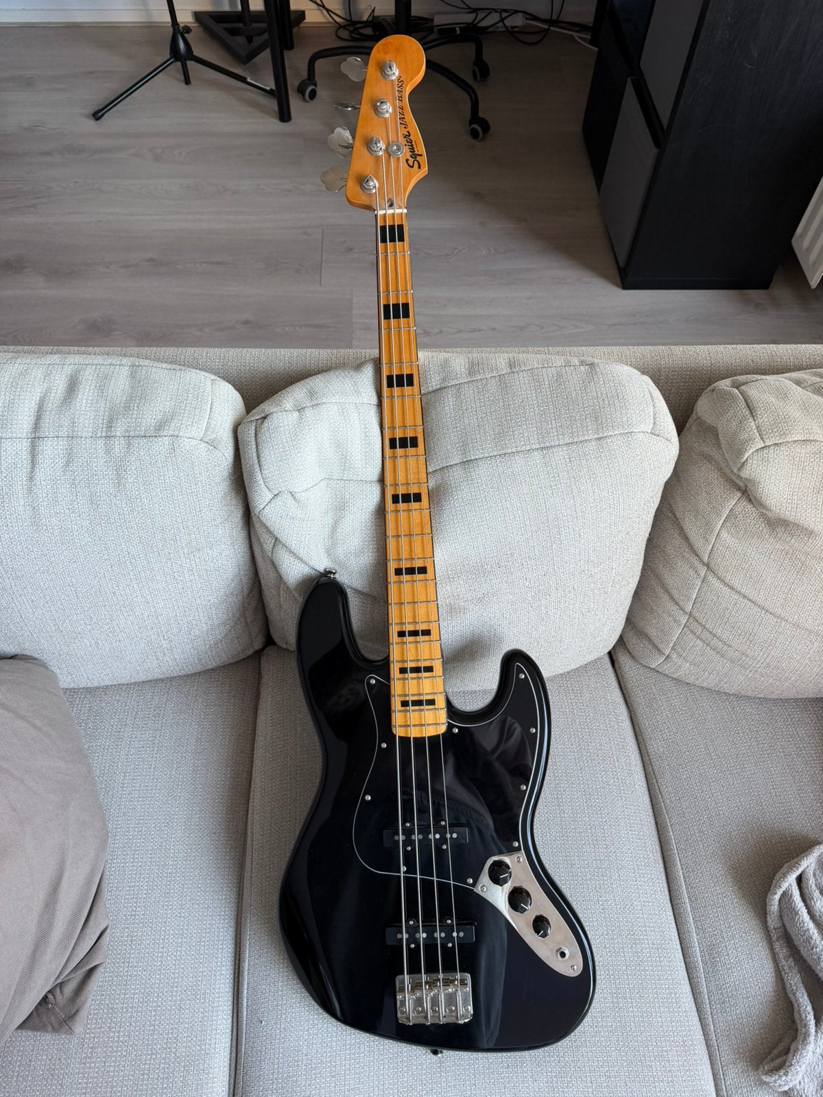 Squier Classic Vibe ‘70s Jazz Bass – Black + Gig Bag, Muziek en Instrumenten, Ophalen, Zo goed als nieuw