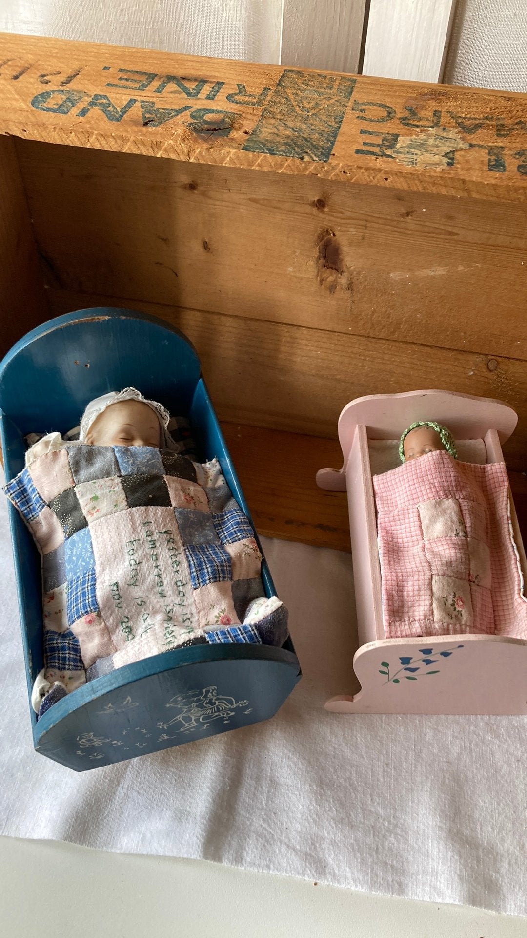 Twee vintage bedjes met popjes, Antiek en Kunst, Ophalen of Verzenden