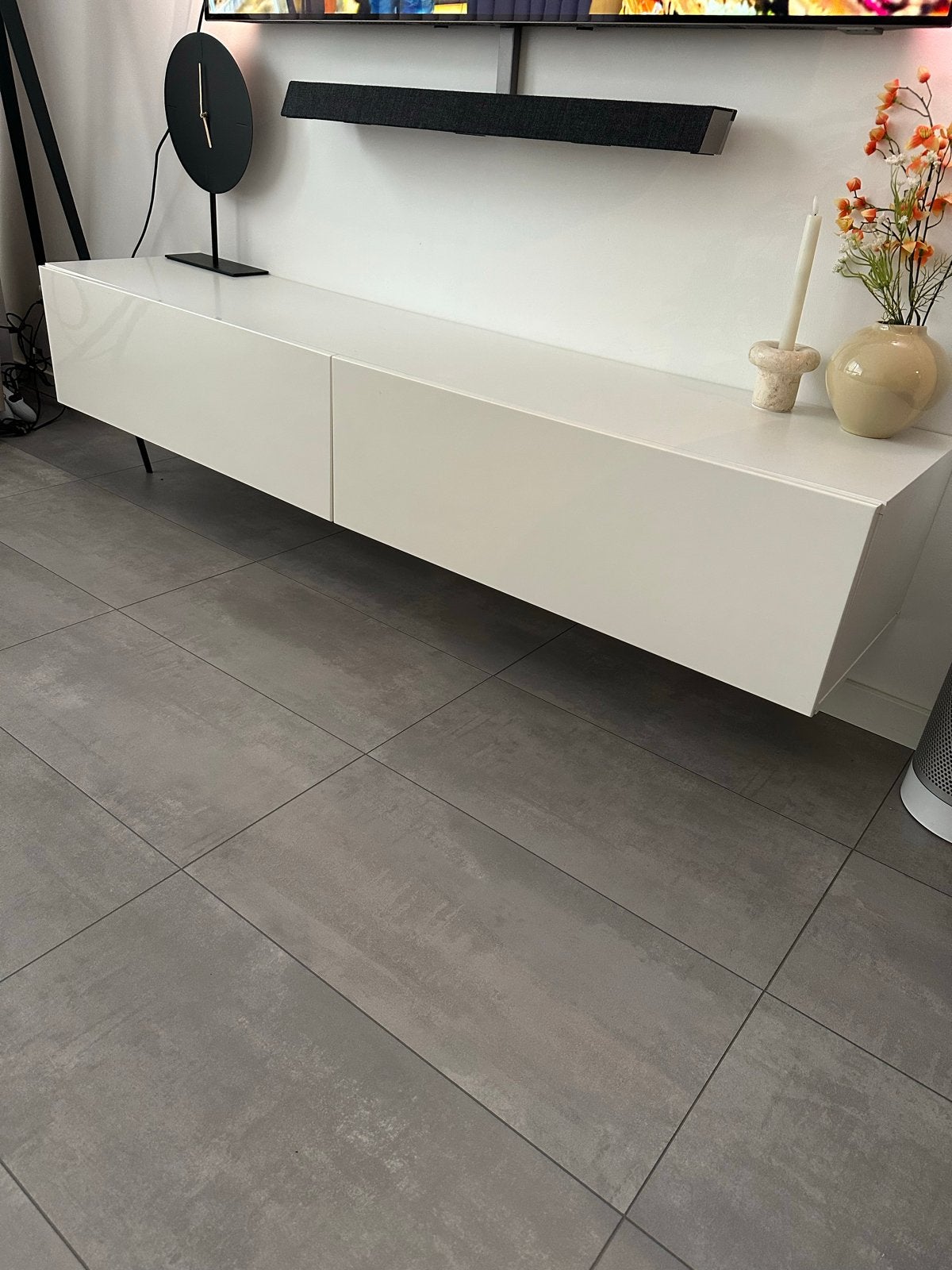 Modern wit zwevend tv-meubel (180x40x30cm), Huis en Inrichting, Ophalen, Overige materialen, Gebruikt, 150 tot 200 cm