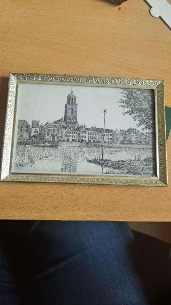 Ingelijste prent van de Domtoren in aangezicht  van Deventer, Antiek en Kunst, Ophalen of Verzenden