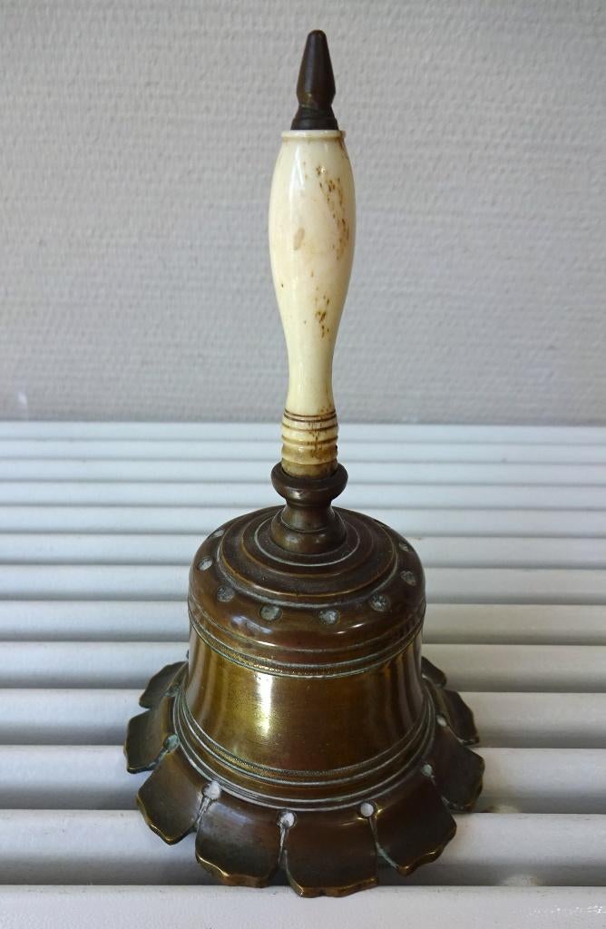 19e Eeuwse bronzen tafelbel: benen handvat, Antiek en Kunst, Ophalen of Verzenden, Brons