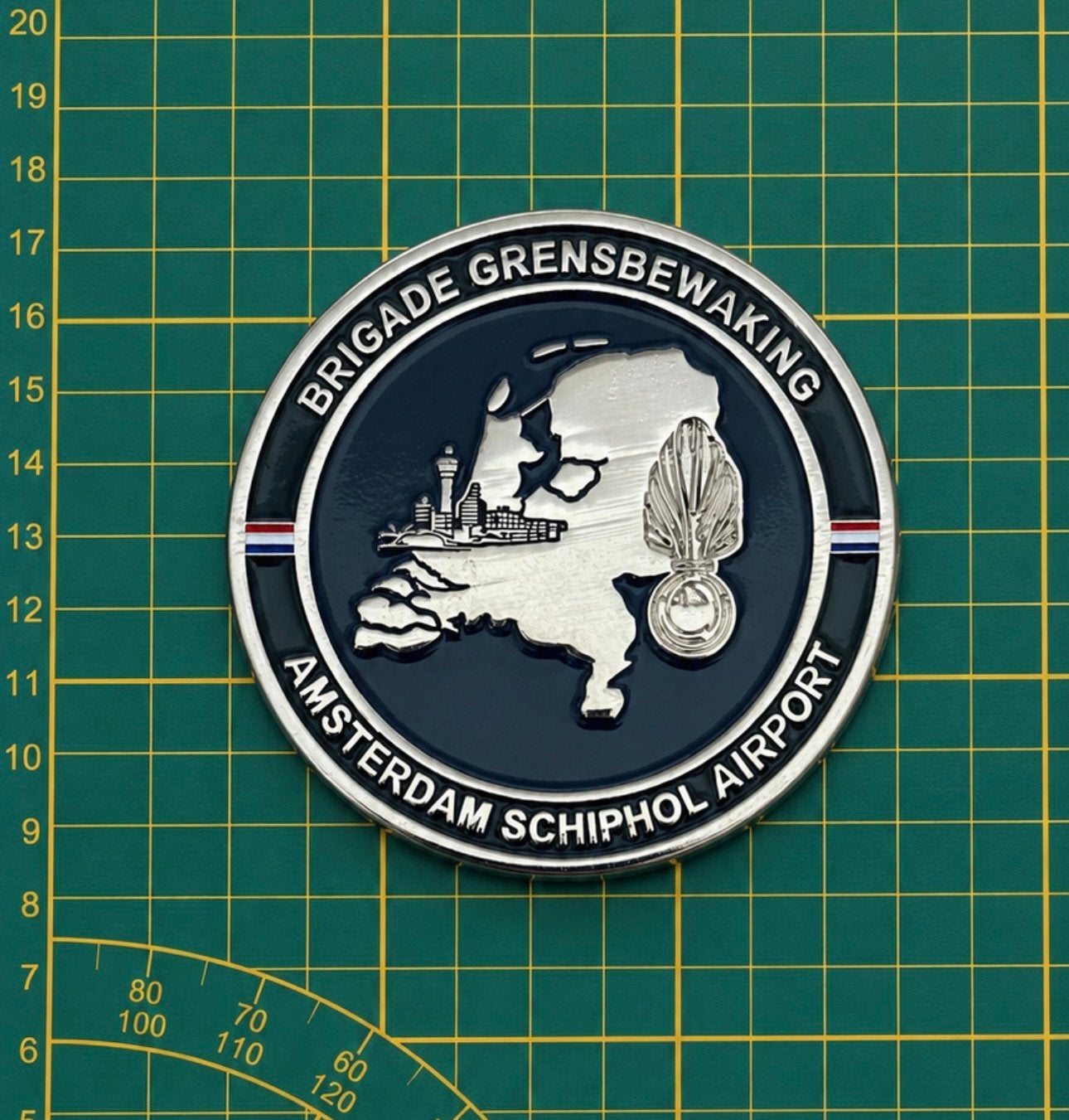 Coin Marechaussee Brigade Grensbewaking Schiphol KMar, Verzenden, Marechaussee, Nederland, Embleem of Badge
