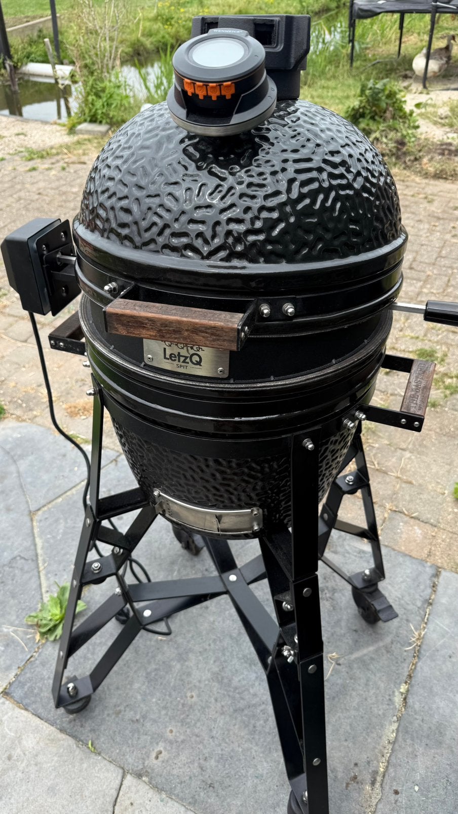 Bastard Kamado BBQ met onderstel, hoes, LetzQ grill Z.G.A.N., Tuin en Terras, Houtskoolbarbecues, Ophalen, Zo goed als nieuw