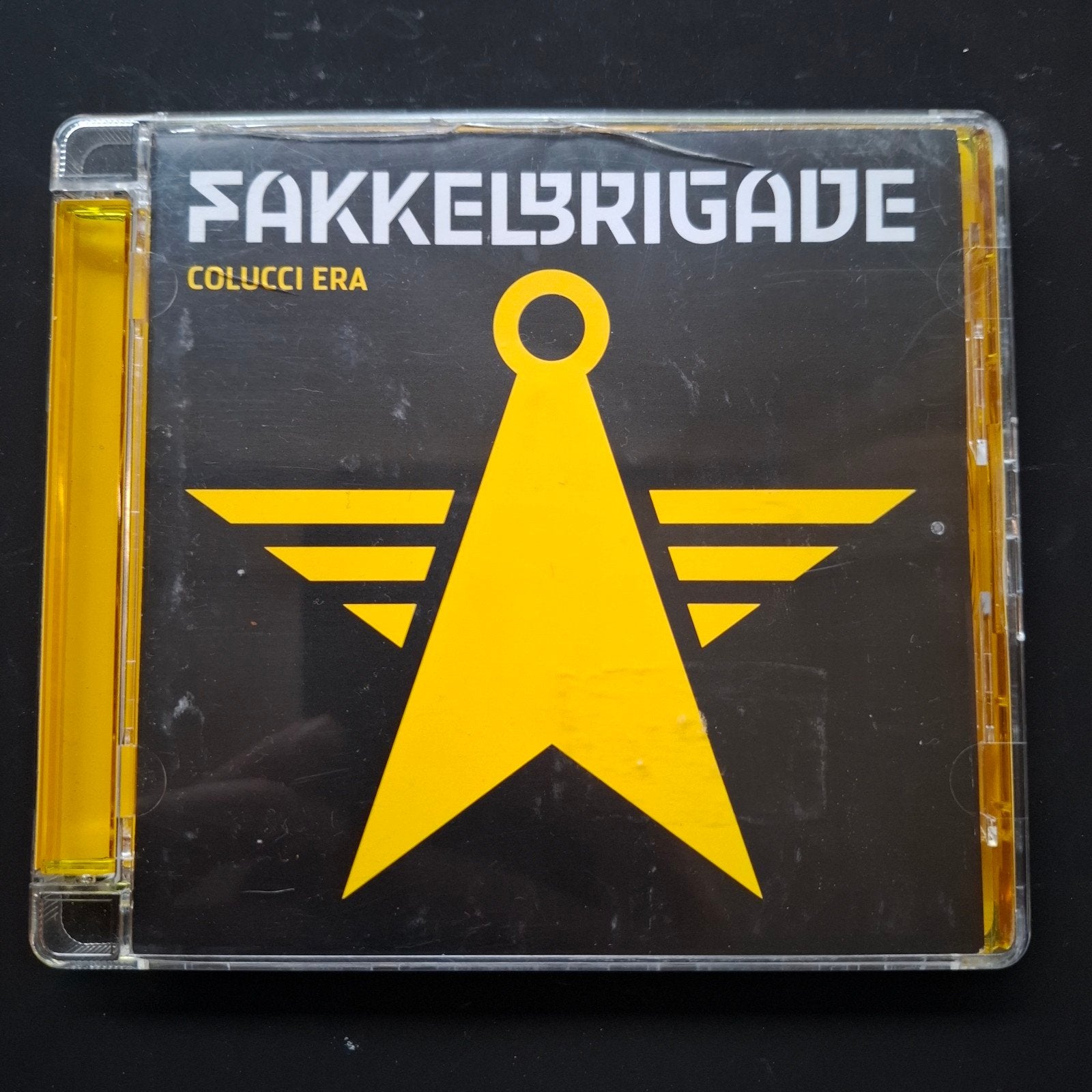 Fakkelbrigade - Colucci Era CD (zeer goede staat), Cd's en Dvd's, Inclusief boekje, Gebruikt, Ophalen of Verzenden, Album