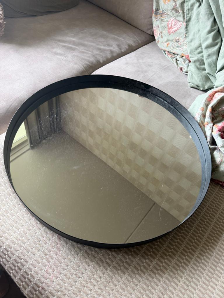 Ronde spiegel met zwarte rand - 58cm diameter, Huis en Inrichting, Woonaccessoires | Spiegels, Ophalen, Rond, Zo goed als nieuw