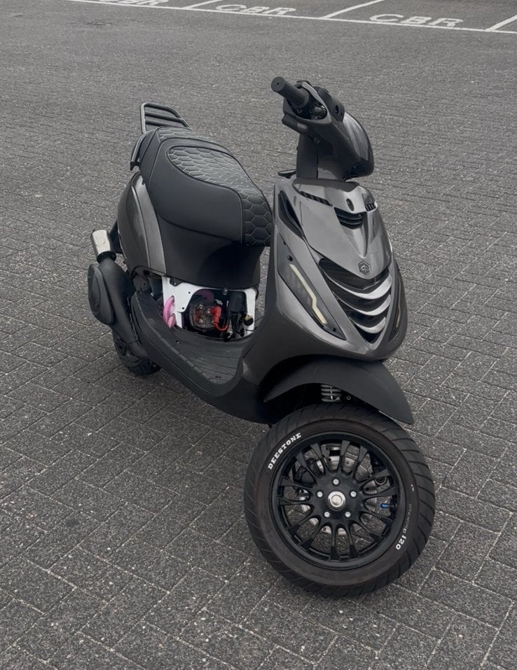 Piaggio Zip 50 2t LC | Full Option, Fietsen en Brommers, Ophalen, Zo goed als nieuw, Benzine, Zip