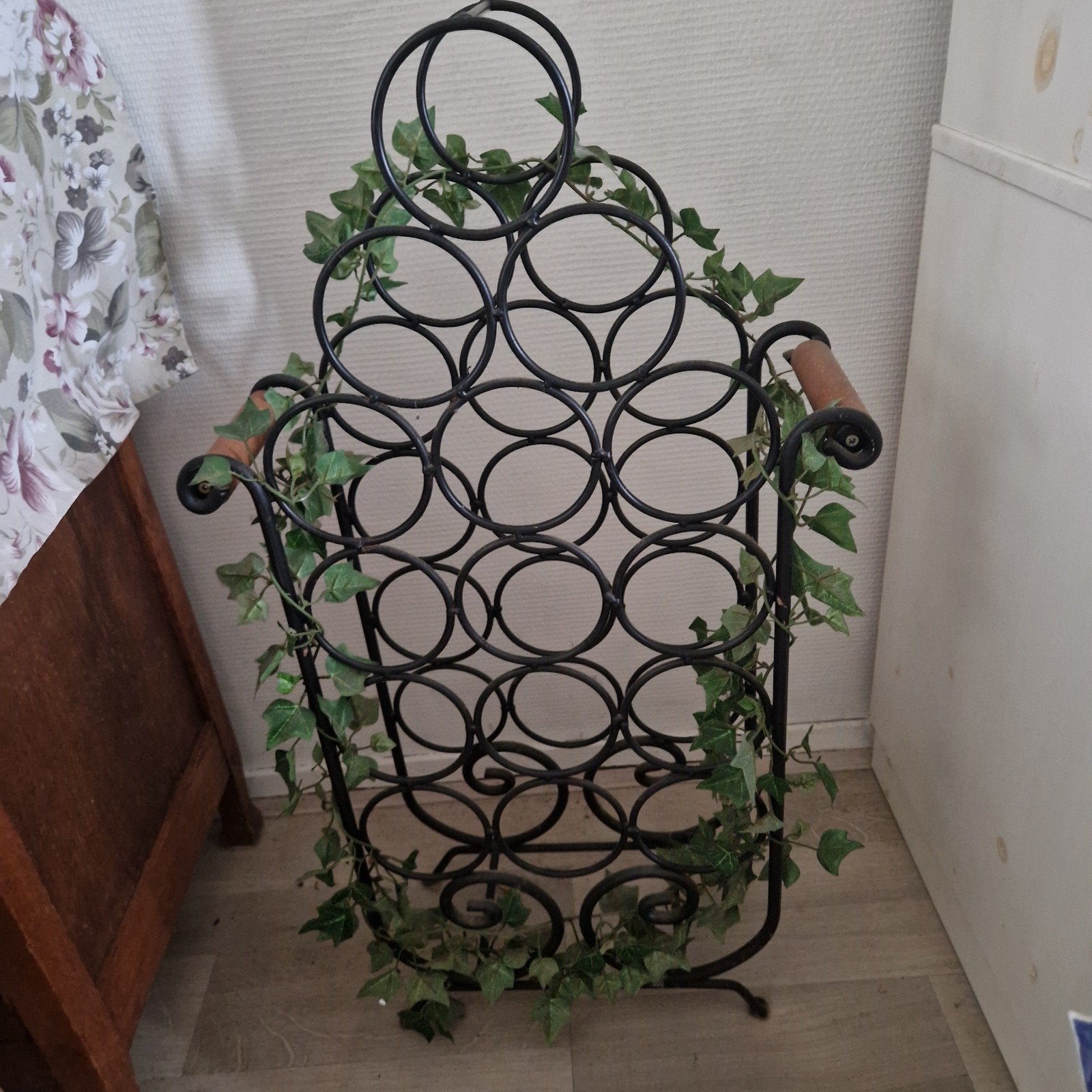 Decoratief Wijnrek van Metaal met Houten Handvatten, Ophalen