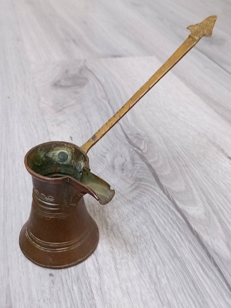 traditionele koperen cezve , een klein koffiepotje, Verzenden
