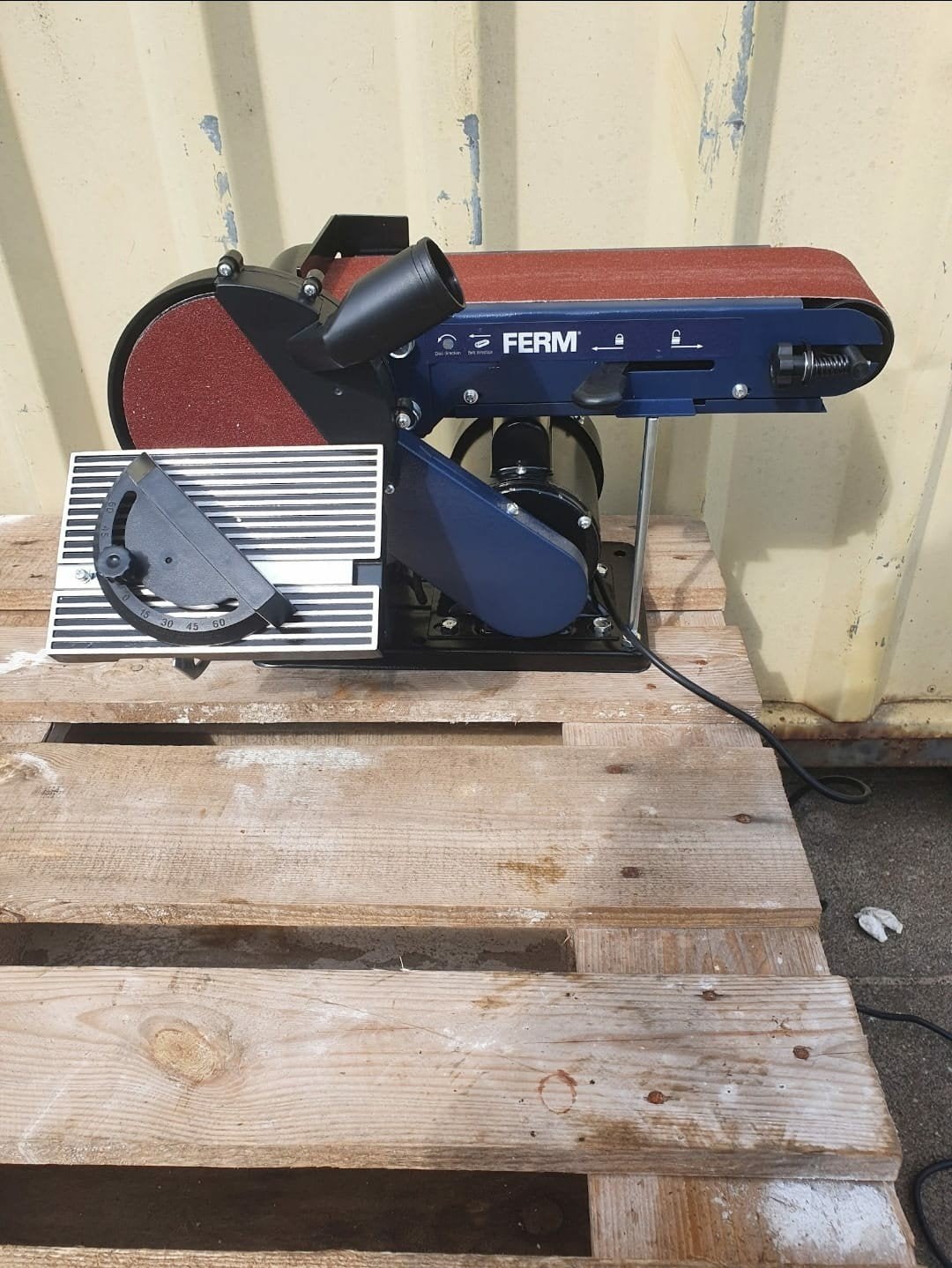 Ferm Bandschuurmachine - Krachtig en Veelzijdig, Doe-het-zelf en Verbouw, Gereedschap | Schuurmachines, Ophalen of Verzenden, Gebruikt