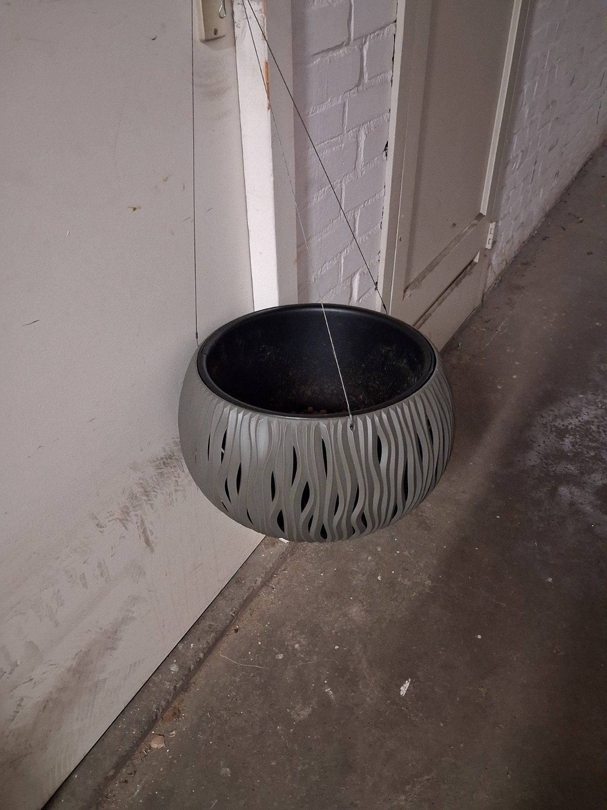 Grijze kunststof hangpot 24x30cm, Kunststof, Rond, Zo goed als nieuw, Minder dan 40 cm