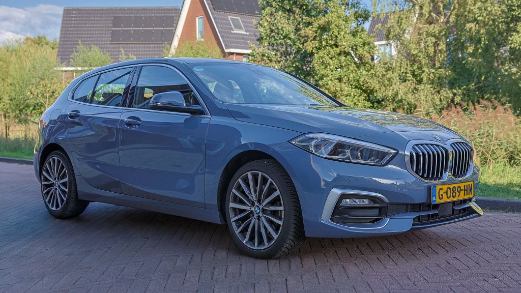 BMW 118i Luxury Line AUT | Pano | Leder | DealerService 2029, Auto's, Dealer onderhouden, Particulier, 3 cilinders, Zilver of Grijs