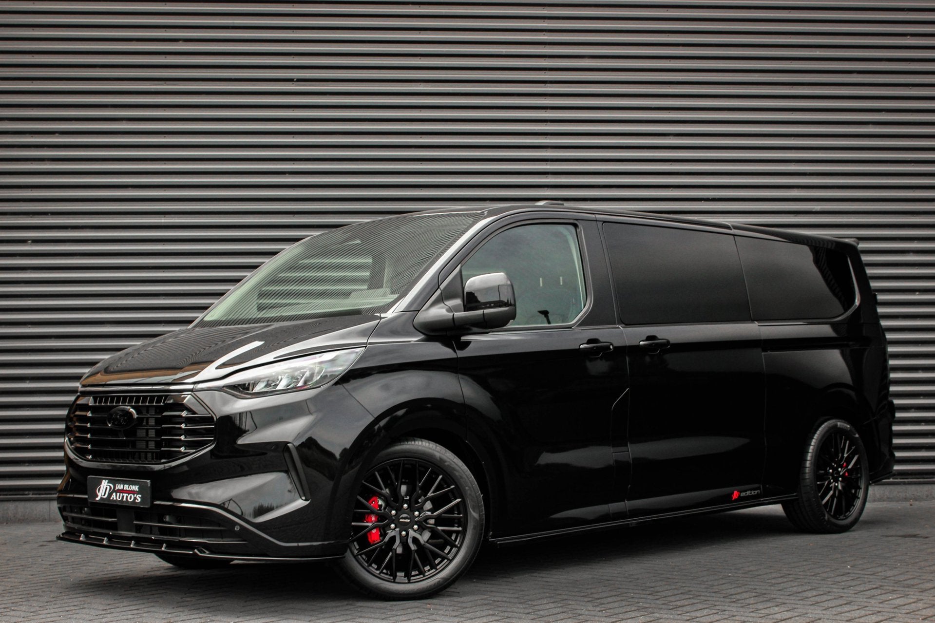 Ford TRANSIT CUSTOM 2.0 TDCI L2H1 170PK Limited DC / DUBBEL, Auto's, Bestelauto's, Dealer onderhouden, 2500 kg, Zwart, Leder