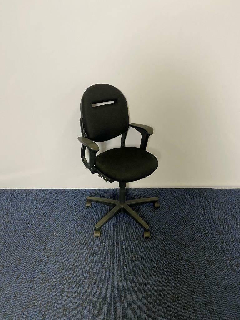 67 x Bureaustoel Ahrend 220, nieuw zwart gestoffeerd